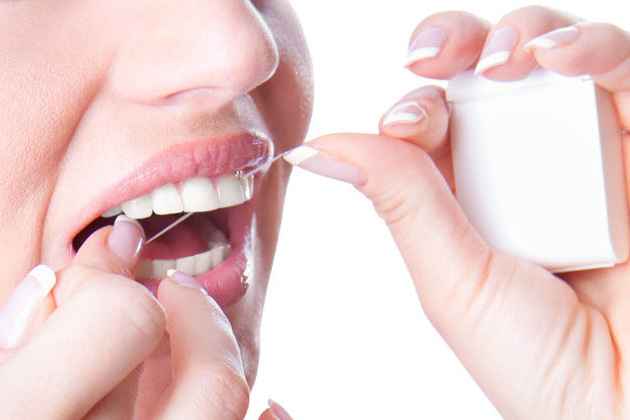 Как ухаживать за зубным имплантом в первые дни