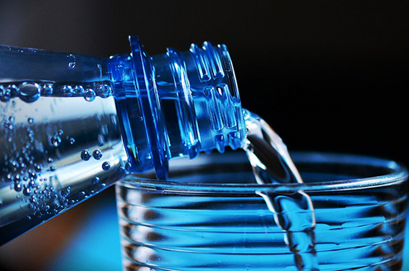 Стало известно, сколько пластика попадает в организм с бутилированной водой