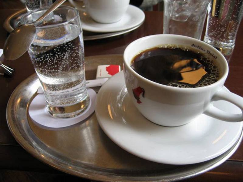 Выпить эспрессо. Чашка кофе в кафе. Кофе американо подача. Кофе и вода. Чашка кофе американо.