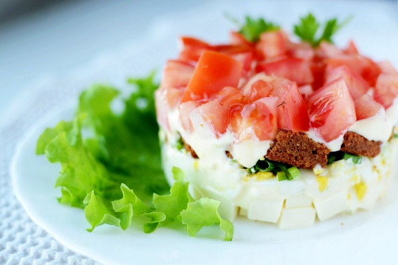 Салат из помидор с плавленным сыром и сухариками