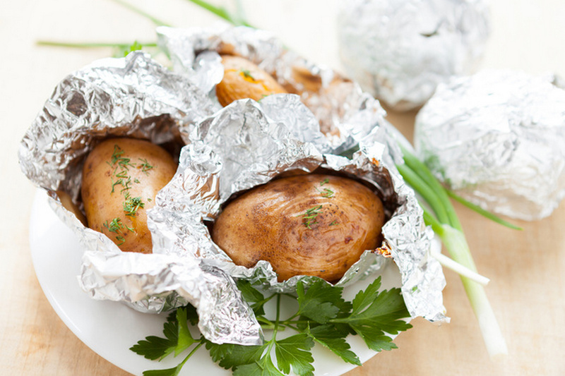 На пикник: картошка на костре с ароматным маслом