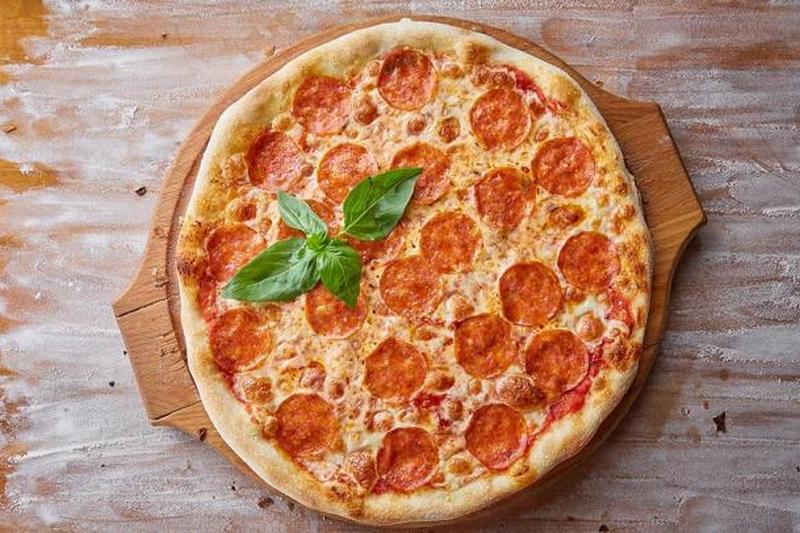 Рецепт от Джейми Оливера: ароматная пицца с салями и кабачками
