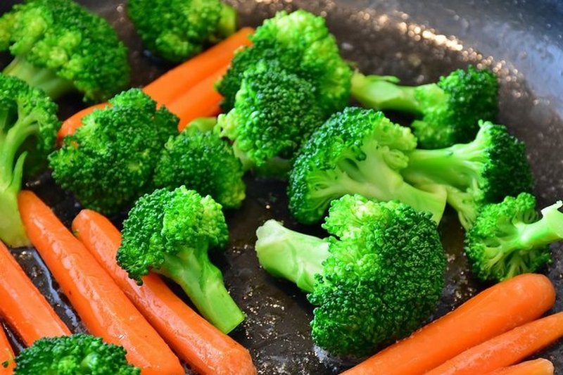 Как готовить овощи и крупы, чтобы сохранить в них витамины: секрет от диетолога