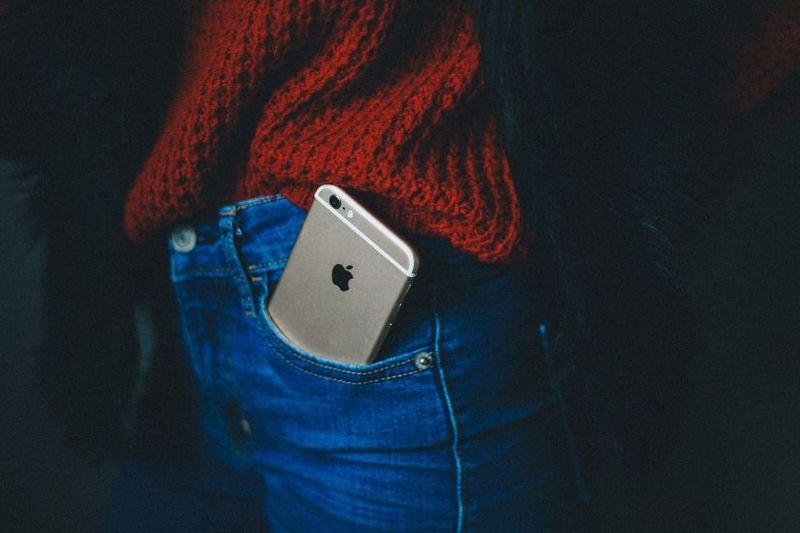 Почему мобильный нельзя хранить в карманах брюк