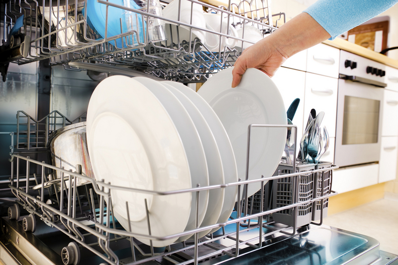 Четыре главные причины перестать споласкивать посуду перед ее загрузкой в посудомойку