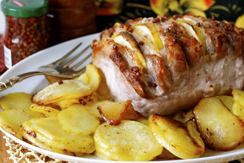 Запеченный картофель со свининой и яблоками