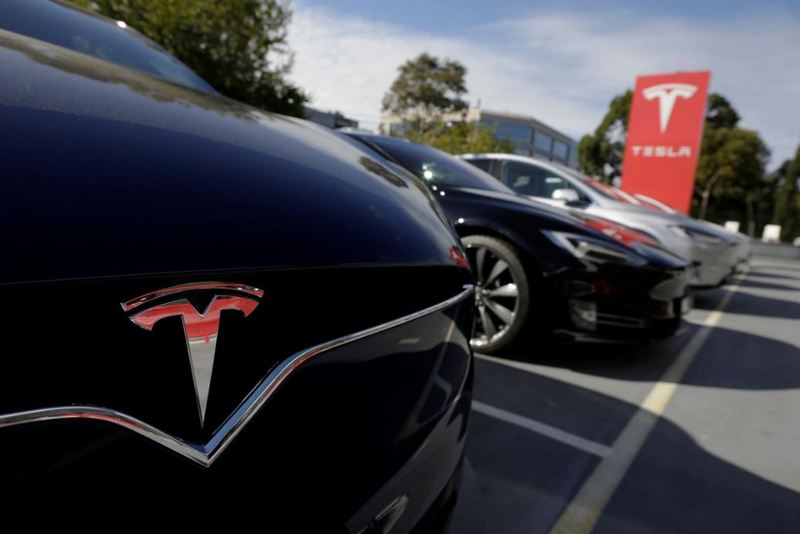 Tesla обновила прошивку автомобилей из-за недавних пожаров