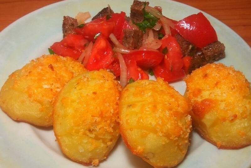Картофель с хрустящей корочкой из сыра и хлебной крошки