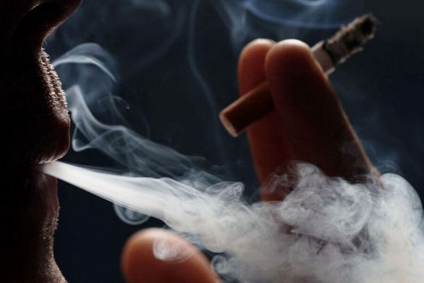 Как уменьшить пагубное влияние сигарет на контактные линзы?
