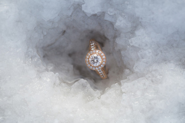 Что делать, если потерял обручальное золотое кольцо в снегу? Обращаться к специалистам из «Поисковой службы».