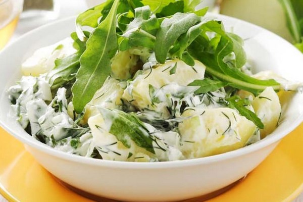 Салат с молодым картофелем и зеленью