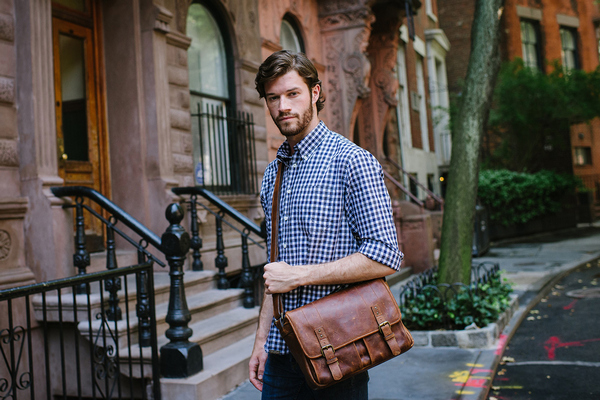 Мужские сумки через плечо: с чем носить и сочетать?