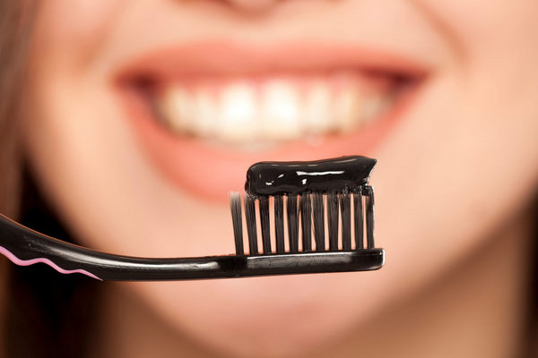 Эффективна ли зубная паста с активированным углем