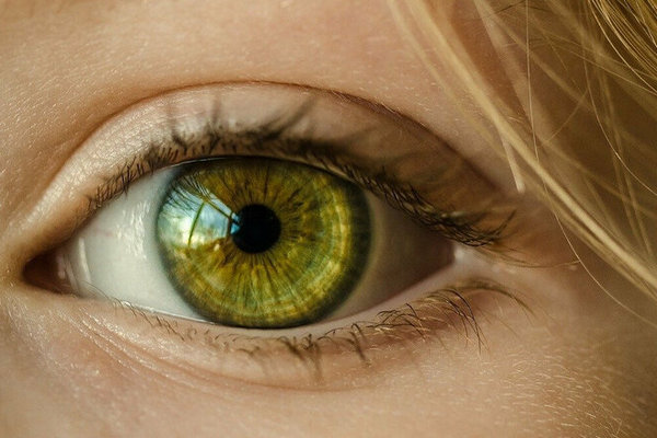 Невролог назвал темные круги под глазами страшным симптомом
