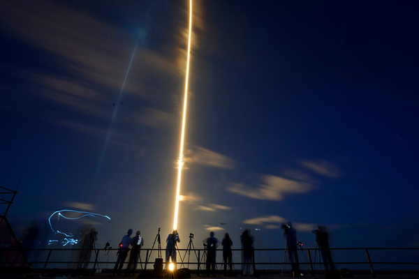SpaceX отправила в космос первый в истории гражданский экипаж
