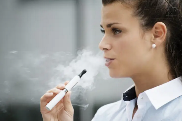 Психолог рассказал, почему электронные сигареты вызывают сильную зависимость