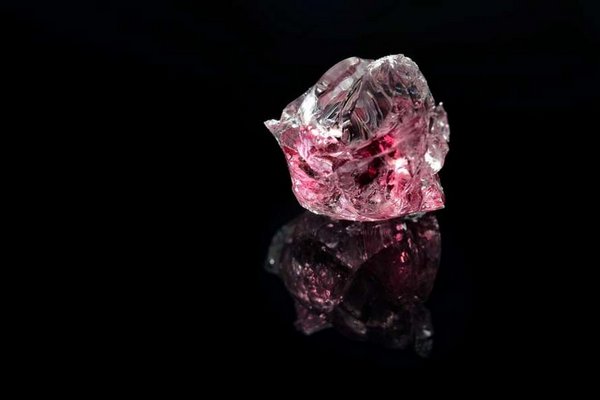 Ученые обнаружили новый минерал внутри алмаза из глубины Земли