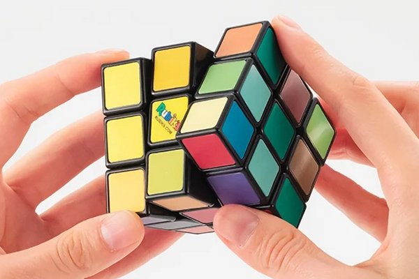 Японцы создали кубик Рубика, который невозможно собрать