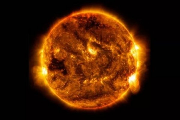 Гигантский поток солнечной плазмы может задеть Землю на выходных: чем это грозит