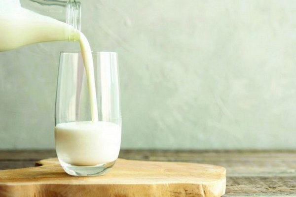 Ученые ответили, действительно ли детям и взрослым полезно пить молоко
