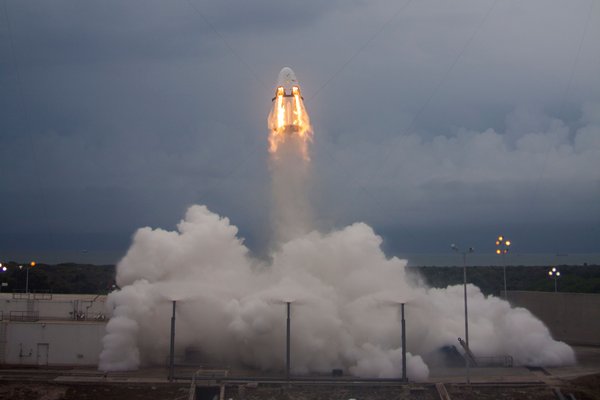 SpaceX отправила туристический рейс на МКС. Первый в истории
