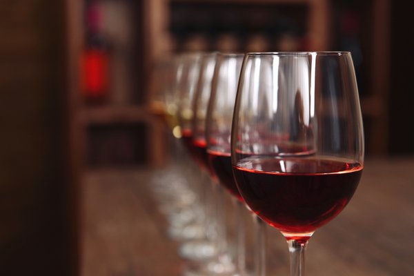 Ученые поняли, что заставляет людей пить больше вина