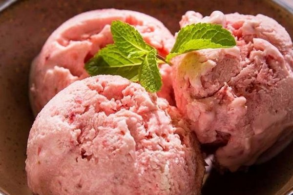 Ученые выяснили, какой холодный десерт лучше всего спасет от жары летом