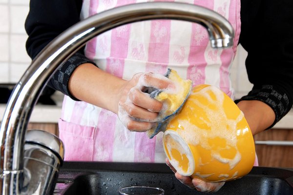 Из чего сделать натуральное средство для мытья посуды: лайфхак из подручных средств