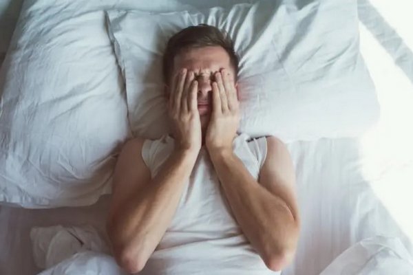Стресс и наследственность назвали причинами появления сонного паралича