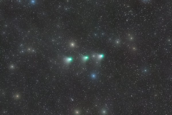 Индийский фотограф показал три дня пролета кометы через середину Солнечной системы