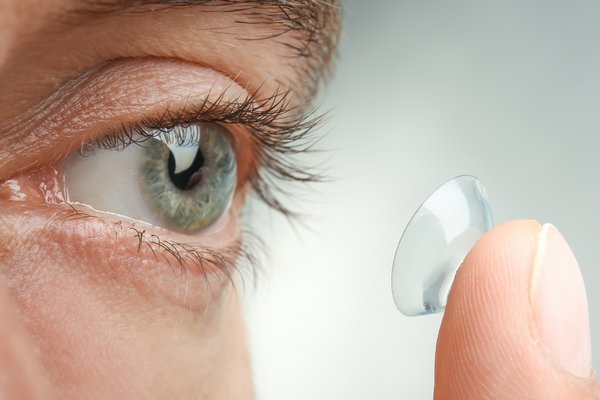 Яку загрозу для очей становлять білкові й ліпідні відкладення на лінза