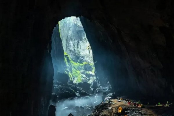 Может пролететь Boeing 747, не касаясь стен: ученые наконец-то нашли вход в гигантскую пещеру во Вьетнаме, возрастом 2-5 млн лет