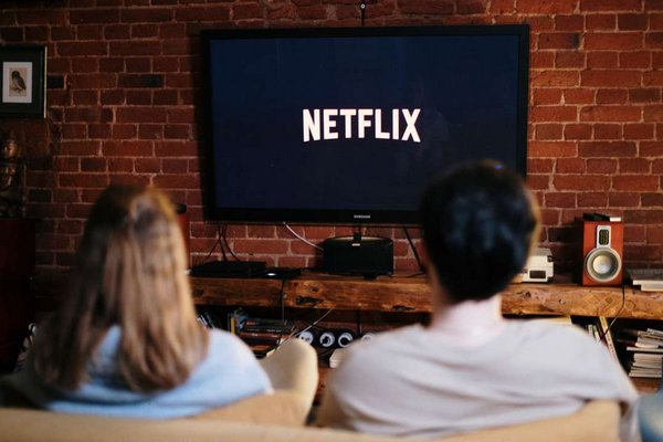 Самые популярные сериалы на Netflix сейчас: что посмотреть вечером