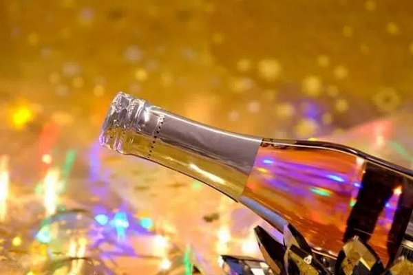 Ученые разгадали физику открытия бутылки шампанского
