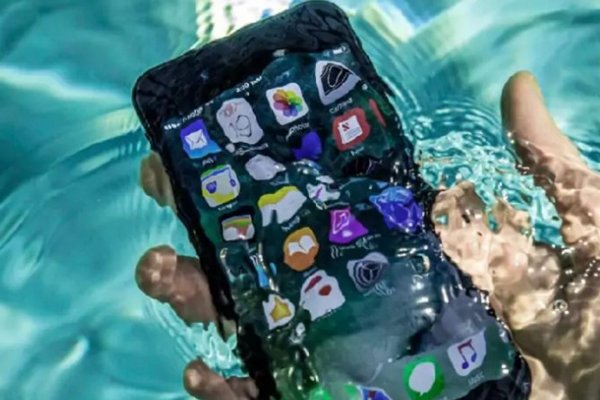 Не батарея и не полотенце: что делать с упавшим в воду телефоном