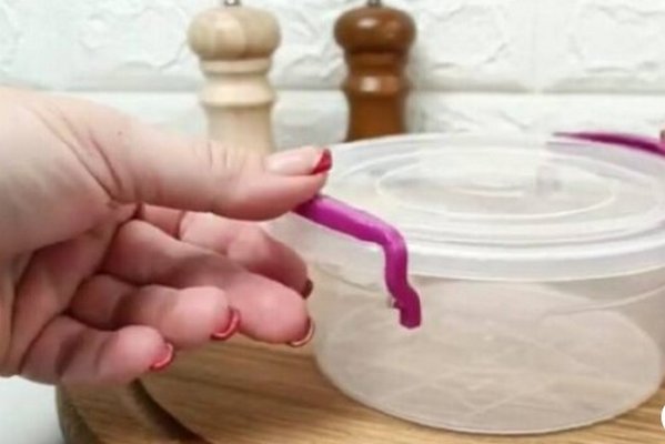 Как вымыть пластиковые лотки для еды: действенные способы убрать запах